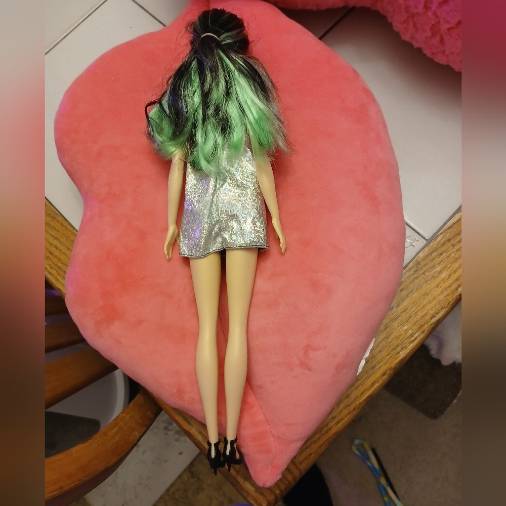 NWOB Collectible Barbie Fashionista Doll #110. - Picture 2 of 6